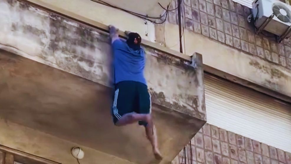 Un hombre cayó al vacío desde un cuarto piso en Rosario y se salvó de milagro