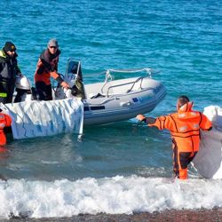 Ese incremento en la actividad generó también una mayor circulación de materiales plásticos y elementos descartables vinculados a la operatoria pesquera, muchos de los cuales terminan en el mar o arrastrados hacia la costa por las corrientes.