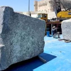 Algunos de los 22 bloques de piedra del Faro de Alejandría que fueron extraídos de las aguas del Mediterráneo.