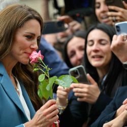 Catalina, princesa de Gales, saluda a la gente a las afueras del ayuntamiento de Reggio Emilia durante una visita de dos días a Italia. | Foto:MARCO BERTORELLO / POOL / AFP