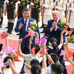 El presidente chino, Xi Jinping, celebra una ceremonia de bienvenida para el presidente estadounidense, Donald Trump, quien se encuentra de visita de Estado en China, en el exterior del Gran Palacio del Pueblo previa a sus conversaciones, en Beijing, capital de China. | Foto:Xinhua/Rao Aimin