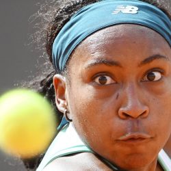 La estadounidense Coco Gauff observa la pelota antes de devolverla ante la rumana Sorana Cirstea durante el torneo de tenis ATP Rome Open en el Foro Itálico de Roma. | Foto:Tiziana Fabi / AFP