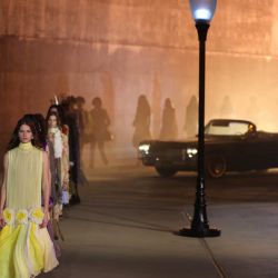 Las modelos desfilan en la pasarela durante el desfile de la colección Crucero 2027 de Dior en el Museo de Arte del Condado de Los Ángeles (LACMA) en Los Ángeles. | Foto:Patrick T. Fallon / AFP