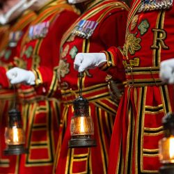 Miembros de la Guardia Real participan en la tradicional ceremonia de "Registro Ceremonial" en la Cámara del Príncipe de la Cámara de los Lores en Londres, antes de la Apertura del Parlamento. | Foto:Carl Court / POOL / AFP