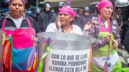 Cocineras comunitarias de Barrios de Pie realizan una olla popular en Plaza de Mayo en protesta contra el Gobierno