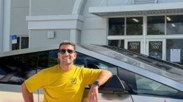 Manuel Quintar con su tesla Cibertruck