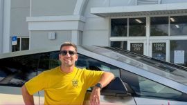 "A mi nombre, con la mía”: el provocador mensaje de Manuel Quintar, el diputado de LLA que apareció con una Cybertruck en el Congreso