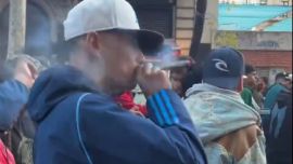Fake news: las imágenes de jóvenes fumando marihuana no son de la marcha universitaria