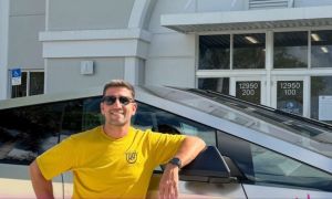 Manuel Quintar con su tesla Cibertruck