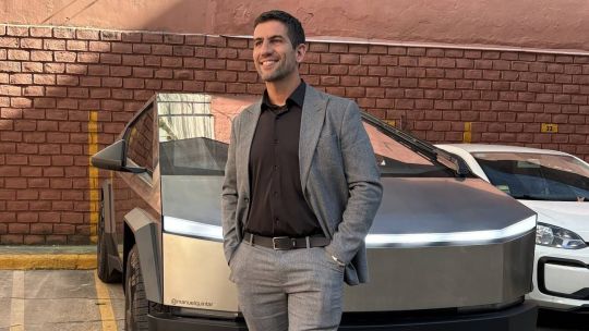 El polémico periplo del Tesla de Manuel Quintar: del puerto al Congreso sin patente y viaje en grúa a Jujuy