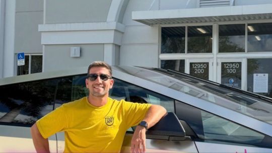 El Tesla que apareció en el estacionamiento del Congreso y quién es su dueño