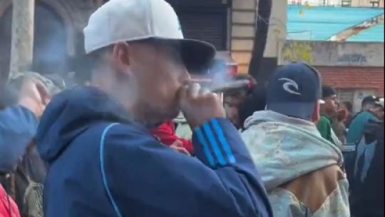 Fake news: las imágenes de jóvenes fumando marihuana no son de la marcha universitaria