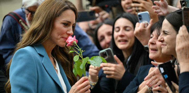 Catalina, princesa de Gales, saluda a la gente a las afueras del ayuntamiento de Reggio Emilia durante una visita de dos días a Italia.