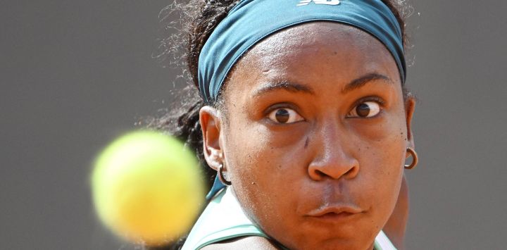 La estadounidense Coco Gauff observa la pelota antes de devolverla ante la rumana Sorana Cirstea durante el torneo de tenis ATP Rome Open en el Foro Itálico de Roma.