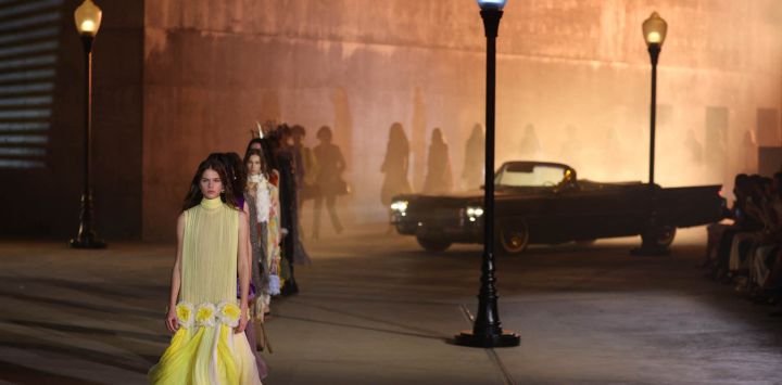 Las modelos desfilan en la pasarela durante el desfile de la colección Crucero 2027 de Dior en el Museo de Arte del Condado de Los Ángeles (LACMA) en Los Ángeles.