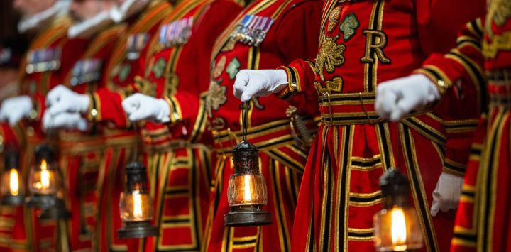 Miembros de la Guardia Real participan en la tradicional ceremonia de "Registro Ceremonial" en la Cámara del Príncipe de la Cámara de los Lores en Londres, antes de la Apertura del Parlamento.