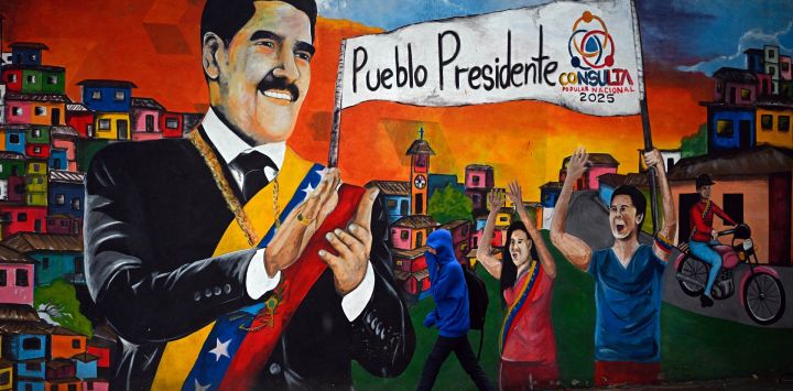 Un hombre camina frente a un mural que representa al derrocado presidente venezolano Nicolás Maduro en Caracas, Venezuela.