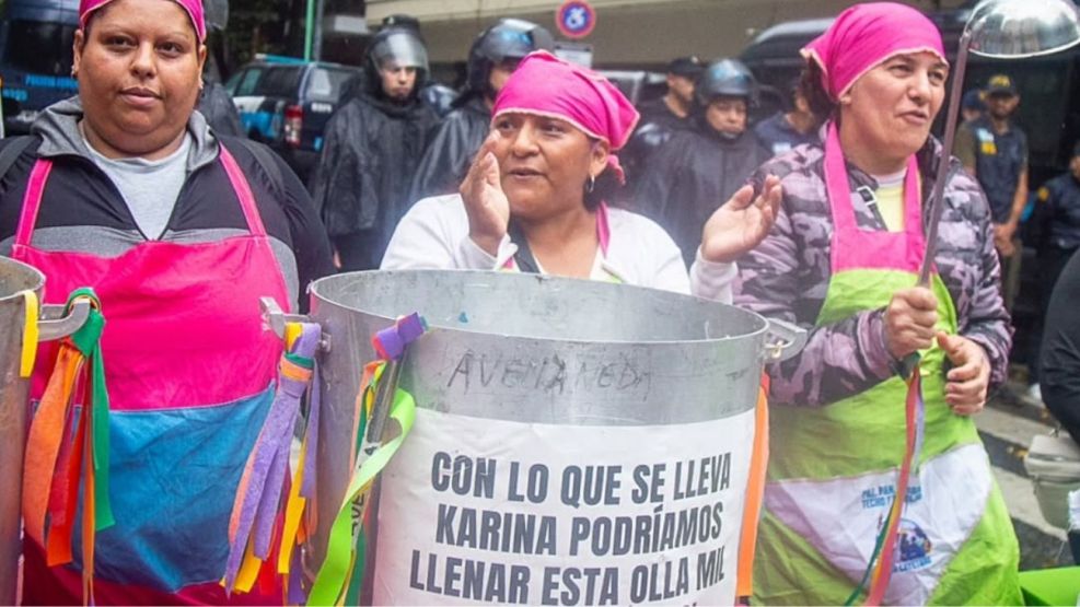 Cocineras comunitarias de Barrios de Pie realizan una olla popular en Plaza de Mayo en protesta contra el Gobierno