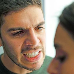 En situaciones de tensión o riesgo, el cuerpo no espera a que pensemos: simplemente reacciona. Y en ese reflejo inmediato, muchas veces dice más de lo que alguien estaría dispuesto a contar.