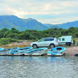 Cerca de Capilla del Monte, este lago se consolida como una alternativa con piques firmes, un entorno serrano y portes que mejoran año a año. 