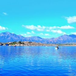 Cerca de Capilla del Monte, este lago se consolida como una alternativa con piques firmes, un entorno serrano y portes que mejoran año a año. 