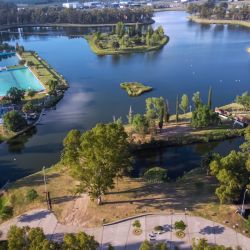 Entre las principales causas que manejan los especialistas aparece un posible desequilibrio ambiental dentro de la laguna. Una de las teorías más fuertes apunta a la disminución del oxígeno disuelto en el agua, un fenómeno que suele provocar episodios de mortandad de peces.