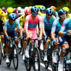 El ciclista uruguayo Guillermo Silva, del equipo XDS Astana, luciendo el maillot rosa de líder de la clasificación general, participa en la tercera etapa del Giro de Italia 2026, que se disputó entre Plovdiv y Sofía (Bulgaria). | Foto:Luca Bettini / AFP