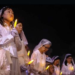 Los fieles escuchan la liturgia durante la misa final en la Capilla de Nuestra Señora de Penha durante la festividad de Nuestra Señora de Fátima en Macao, China. | Foto:Eduardo Leal / AFP