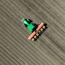 Vista aérea tomada con un dron de una máquina agrícola inteligente sembrando semillas de cultivo en un campo en Youyi Farm Co., Ltd., perteneciente al Grupo Beidahuang, en la provincia de Heilongjiang, en el noreste de China. Heilongjiang registró su vigésima segunda cosecha abundante, con una producción de cereales récord que alcanzó los 82 millones de toneladas en 2025, lo que supone su decimosexto año consecutivo como la principal región productora de cereales en China. | Foto:Xinhua/Wang Song