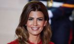 El look effortless de Juliana Awada con tapado oversize y botas de gamuza ideal para la oficina