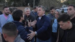 El momento en que el periodista intenta preguntarle al gobernador, quien acusó al comunicador de ser "militante kirchnerista"