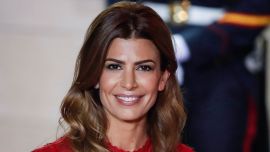 El look effortless de Juliana Awada con tapado oversize y botas de gamuza ideal para la oficina