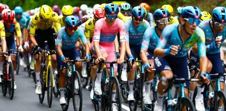 El ciclista uruguayo Guillermo Silva, del equipo XDS Astana, luciendo el maillot rosa de líder de la clasificación general, participa en la tercera etapa del Giro de Italia 2026, que se disputó entre Plovdiv y Sofía (Bulgaria).