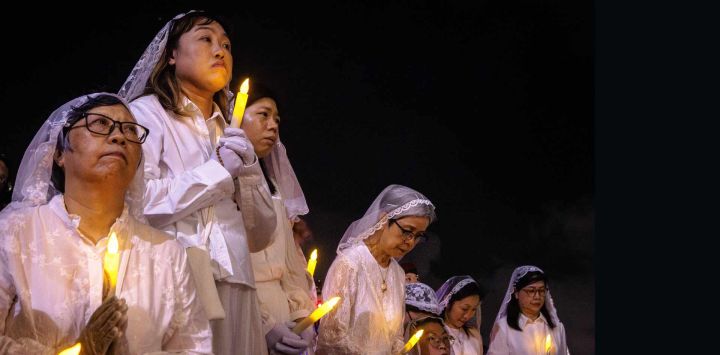 Los fieles escuchan la liturgia durante la misa final en la Capilla de Nuestra Señora de Penha durante la festividad de Nuestra Señora de Fátima en Macao, China.