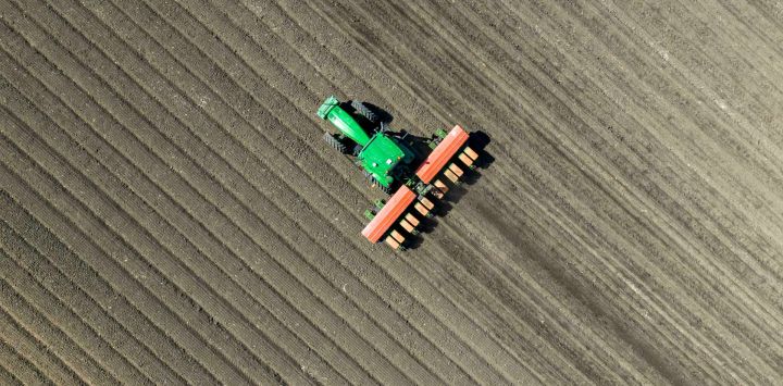 Vista aérea tomada con un dron de una máquina agrícola inteligente sembrando semillas de cultivo en un campo en Youyi Farm Co., Ltd., perteneciente al Grupo Beidahuang, en la provincia de Heilongjiang, en el noreste de China. Heilongjiang registró su vigésima segunda cosecha abundante, con una producción de cereales récord que alcanzó los 82 millones de toneladas en 2025, lo que supone su decimosexto año consecutivo como la principal región productora de cereales en China.