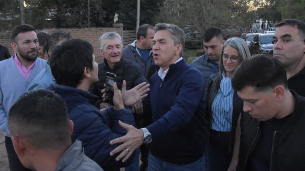 El momento en que el periodista intenta preguntarle al gobernador, quien acusó al comunicador de ser "militante kirchnerista"