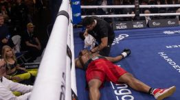 El boxeador colombiano Edwin Castillo tendido en la lona tras recibir un brutal zurdazo del alemán Viktor Jurk