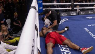 El boxeador colombiano Edwin Castillo tendido en la lona tras recibir un brutal zurdazo del alemán Viktor Jurk