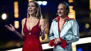 Los presentadores austriacos Victoria Swarovski y Michael Ostrowski en el escenario durante la primera semifinal del Festival de Eurovisión 2026
