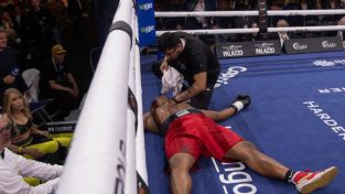El boxeador colombiano Edwin Castillo tendido en la lona tras recibir un brutal zurdazo del alemán Viktor Jurk