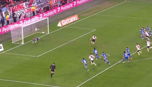Penal atajado por Ledesma