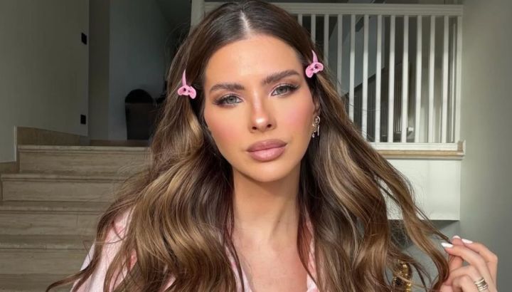 La China Suárez sorprendió con un “shadow root” beige miel y adelantó la tendencia del invierno 2026