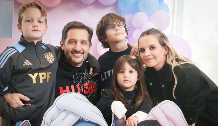 Sabrina Garciarena y Germán Paoloski junto a sus hijos