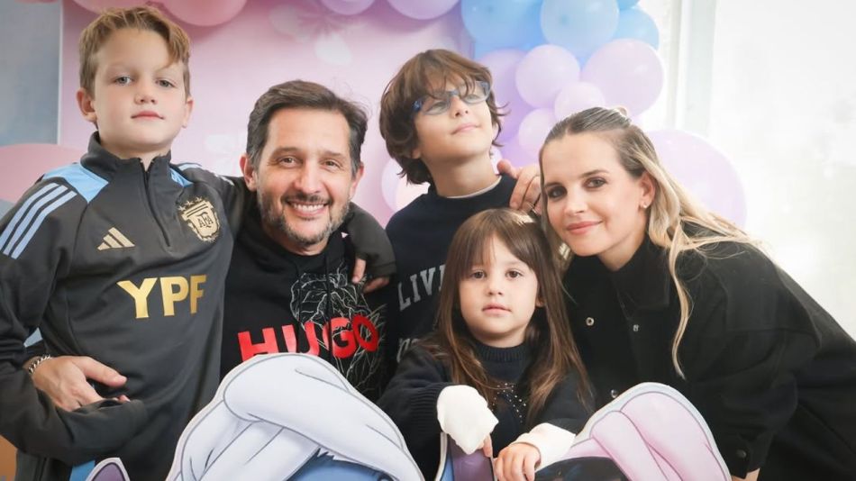 Sabrina Garciarena y Germán Paoloski junto a sus hijos