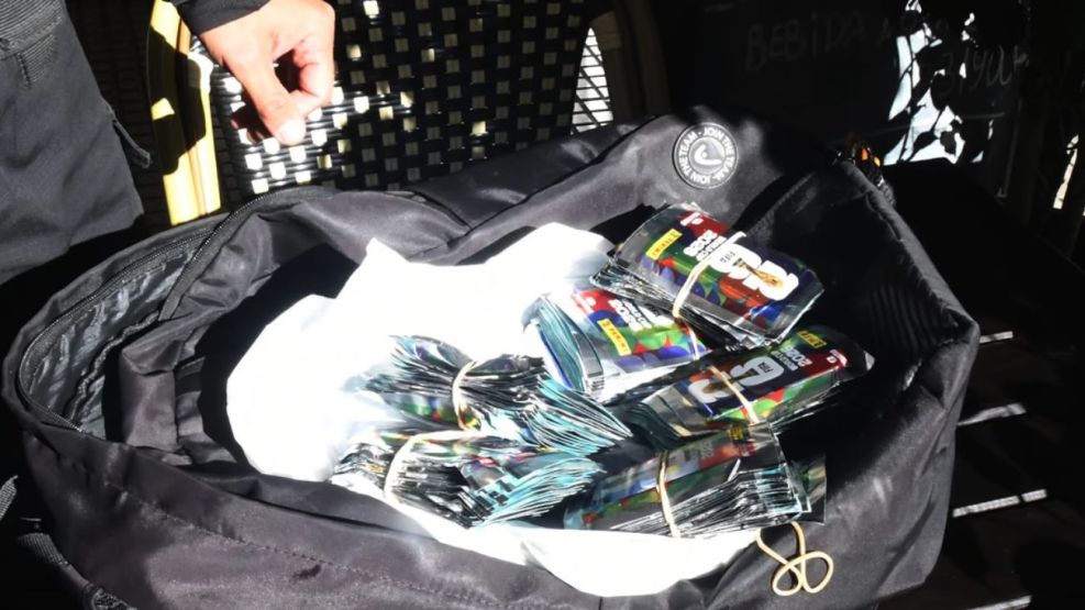 Los delincuentes escapaban con 150 paquetes de figuritas del Mundial FIFA 2026 en su mochila