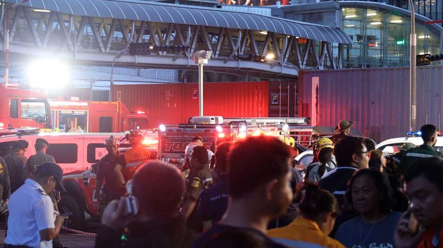 Tragedia en Tailandia: un tren chocó a un autobús y hay 8 muertos | Perfil