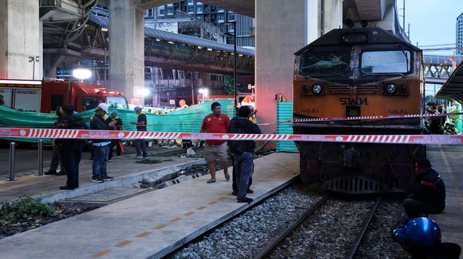 Tragedia en Tailandia: un tren chocó a un autobús y hay 8 muertos | Perfil