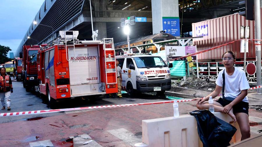 Tragedia en Tailandia: un tren chocó a un autobús y hay 8 muertos | Perfil