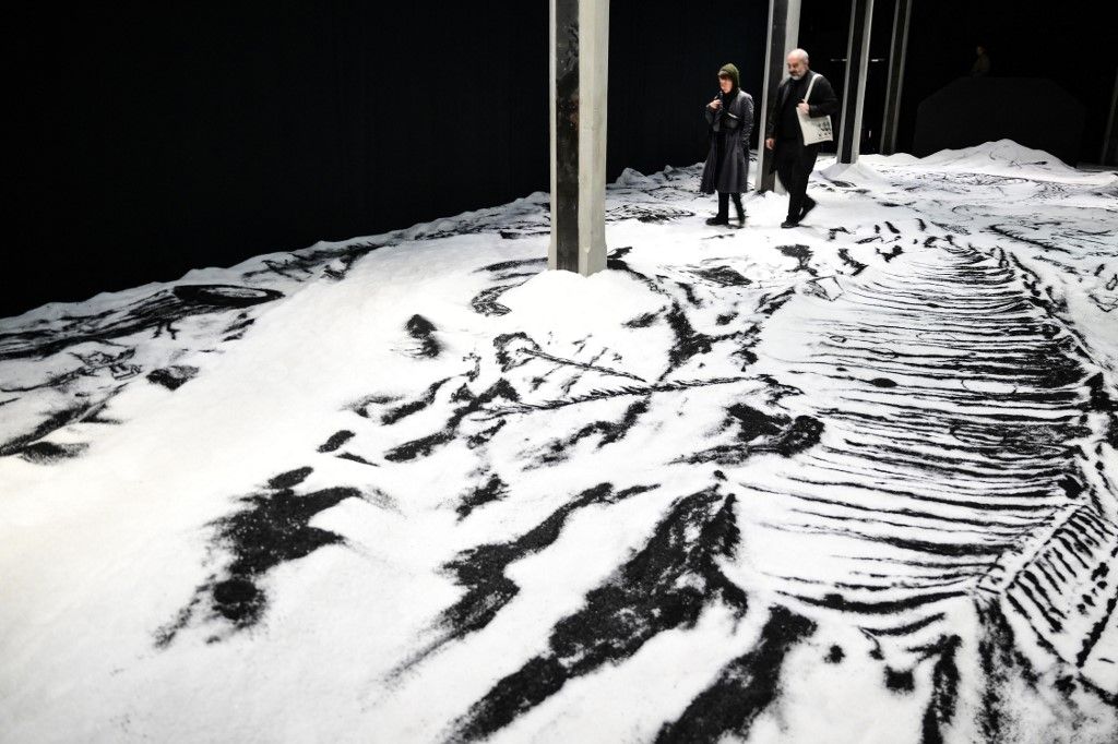 Bienal de Venecia 2026. Visitantes recorren 'Monitor Yin Yang', instalación del argentino Matías Duville.