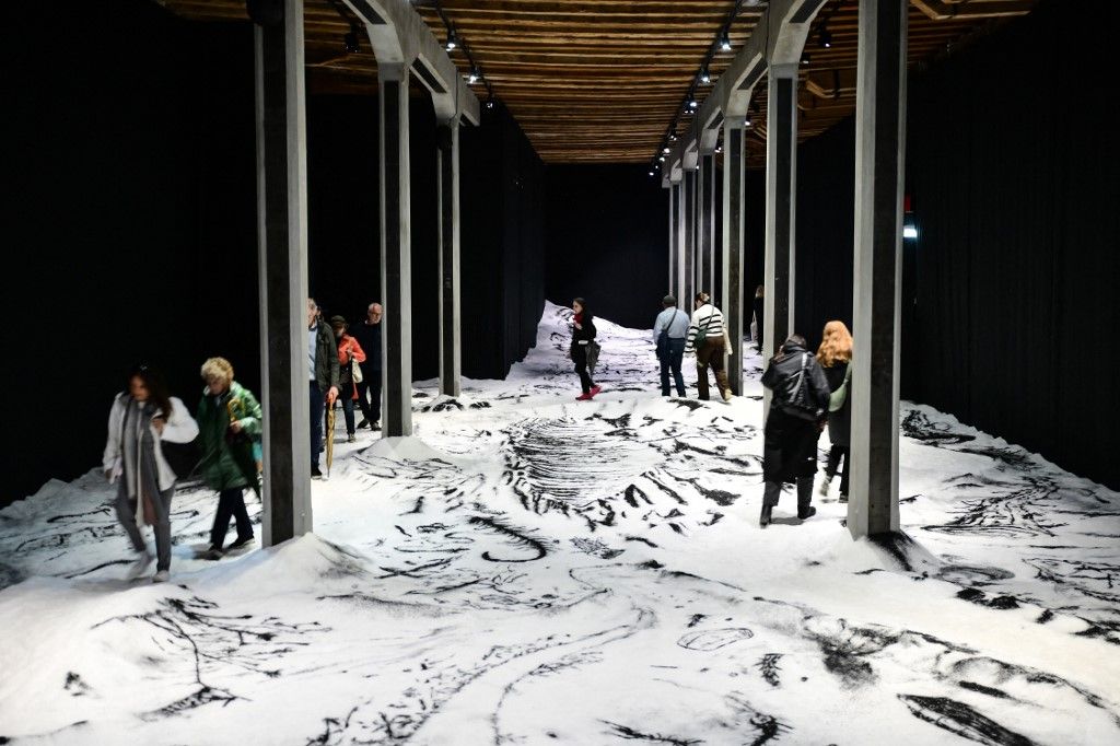 Bienal de Venecia 2026. Visitantes recorren 'Monitor Yin Yang', instalación del argentino Matías Duville.